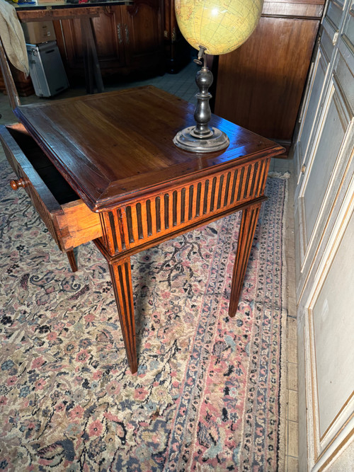 Table à écrire d époque Louis XVI en cerisier du 18 eme siecle