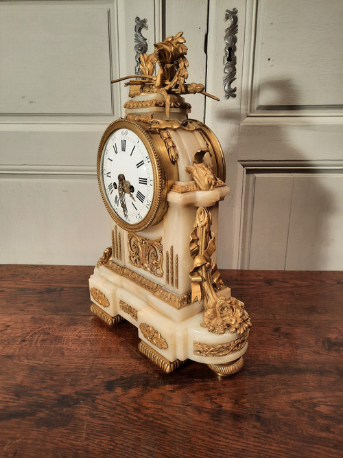 Louis XVI style clock in gilded bronze and onyx from the 19th century.