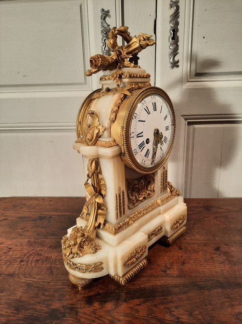 Louis XVI style clock in gilded bronze and onyx from the 19th century.