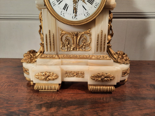 Louis XVI style clock in gilded bronze and onyx from the 19th century.