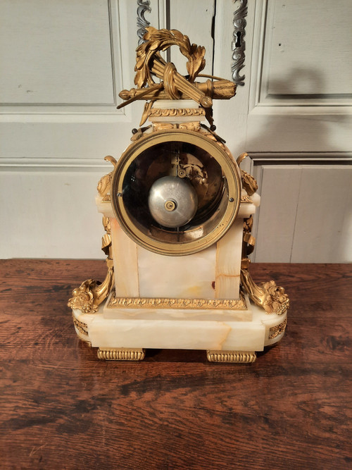 Louis XVI style clock in gilded bronze and onyx from the 19th century.