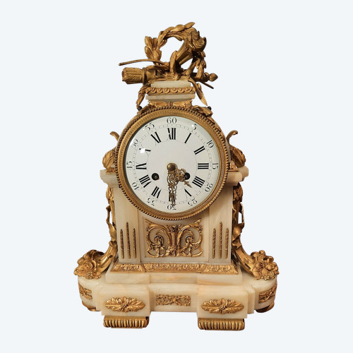 Louis XVI style clock in gilded bronze and onyx from the 19th century.