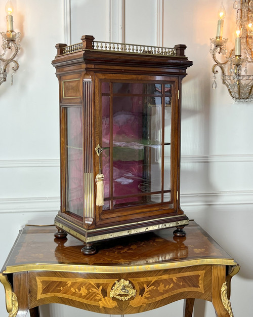 PETITE VITRINE ÉPOQUE NAPOLÉON III EN ACAJOU ORNÉE DE LAITON / VITRES D'ORIGINE