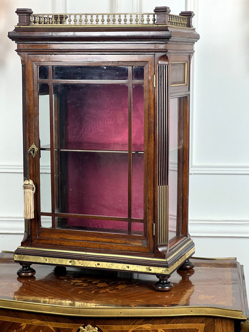 PETITE VITRINE ÉPOQUE NAPOLÉON III EN ACAJOU ORNÉE DE LAITON / VITRES D'ORIGINE