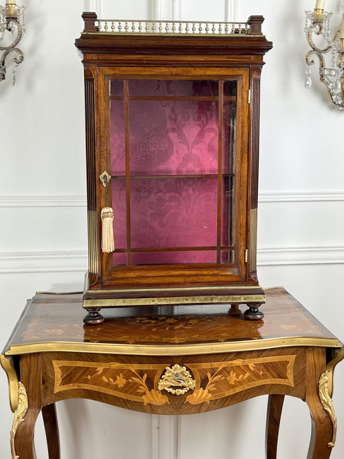 PETITE VITRINE ÉPOQUE NAPOLÉON III EN ACAJOU ORNÉE DE LAITON / VITRES D'ORIGINE