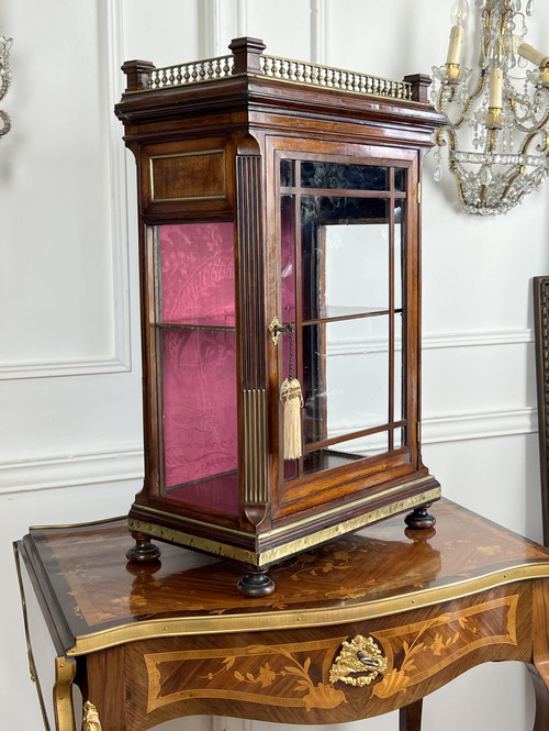 PETITE VITRINE ÉPOQUE NAPOLÉON III EN ACAJOU ORNÉE DE LAITON / VITRES D'ORIGINE