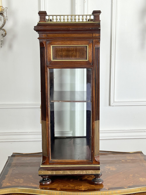 PETITE VITRINE ÉPOQUE NAPOLÉON III EN ACAJOU ORNÉE DE LAITON / VITRES D'ORIGINE