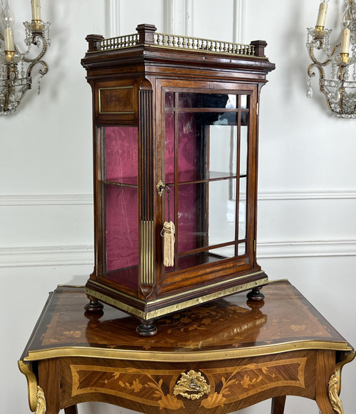 PETITE VITRINE ÉPOQUE NAPOLÉON III EN ACAJOU ORNÉE DE LAITON / VITRES D'ORIGINE