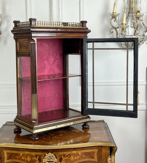 PETITE VITRINE ÉPOQUE NAPOLÉON III EN ACAJOU ORNÉE DE LAITON / VITRES D'ORIGINE