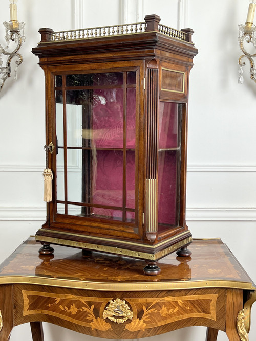 PETITE VITRINE ÉPOQUE NAPOLÉON III EN ACAJOU ORNÉE DE LAITON / VITRES D'ORIGINE