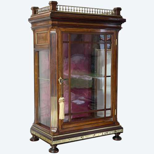 PETITE VITRINE ÉPOQUE NAPOLÉON III EN ACAJOU ORNÉE DE LAITON / VITRES D'ORIGINE