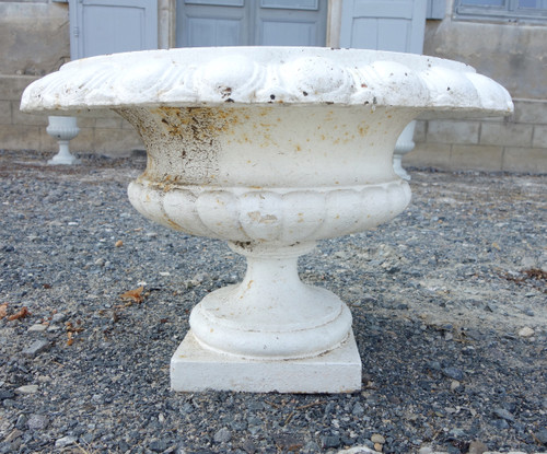 Paire de grands vases Medicis d'ornement, jardinières de jardin en fonte, époque XIXe siècle