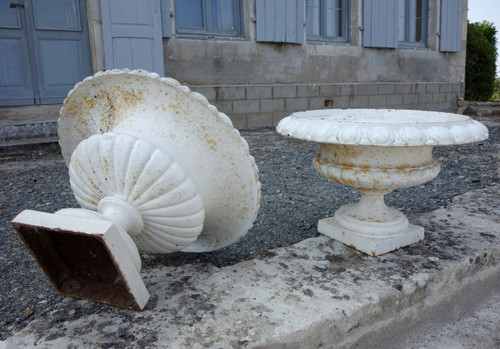 Paire de grands vases Medicis d'ornement, jardinières de jardin en fonte, époque XIXe siècle