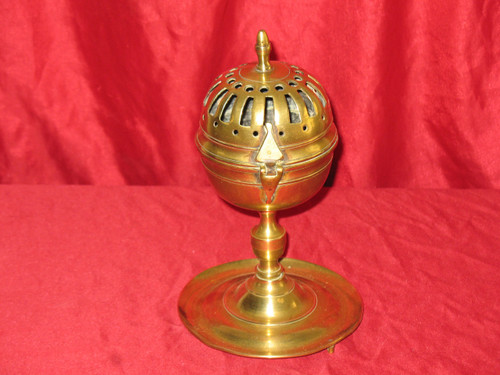 Solid brass and bronze sponge ball from the early 19th century in the Louis XIV style in very good condition.