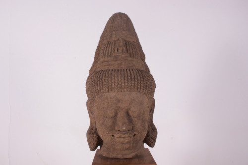 Importante tête de déité Khmère Pre-Angkor en grès (80 cm)