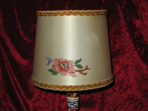 Lampe en forme de bougeoir en faïence de Gien décor pivoines avec son abat jour d'origine