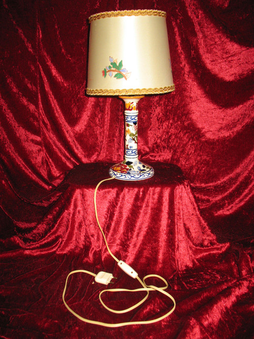 Lampe en forme de bougeoir en faïence de Gien décor pivoines avec son abat jour d'origine