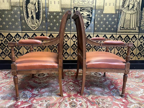 Paire de fauteuils de style Louis XVI en cuir 