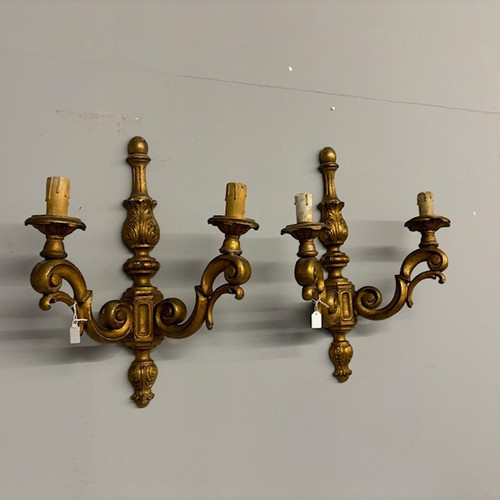 Antique pair of gilded wall sconces in carved wood. Louis Philippe mid-nineteenth century . Measures 50 x 36