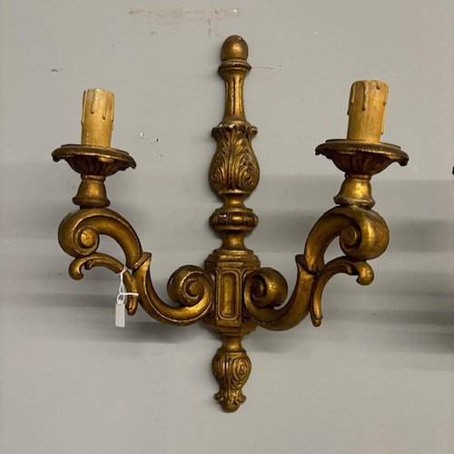 Antique pair of gilded wall sconces in carved wood. Louis Philippe mid-nineteenth century . Measures 50 x 36