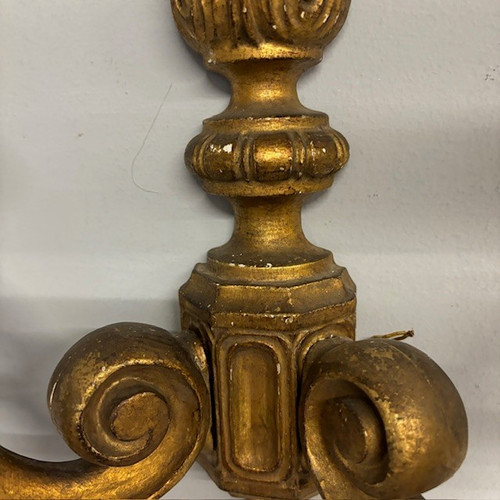 Antique pair of gilded wall sconces in carved wood. Louis Philippe mid-nineteenth century . Measures 50 x 36