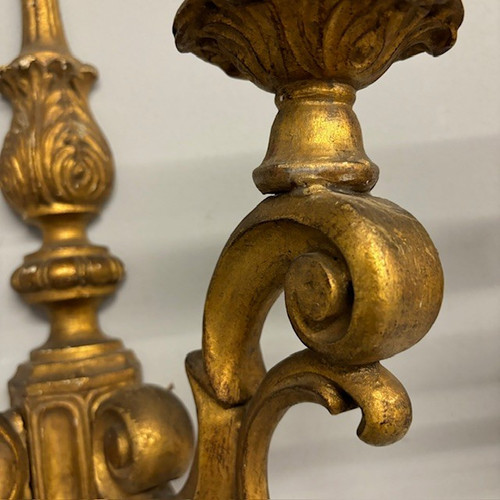 Antique pair of gilded wall sconces in carved wood. Louis Philippe mid-nineteenth century . Measures 50 x 36