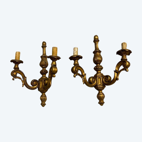 Antique pair of gilded wall sconces in carved wood. Louis Philippe mid-nineteenth century . Measures 50 x 36