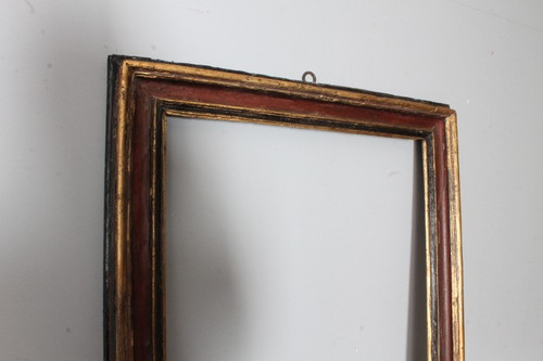 Antique 17th-era painted frame in carved and lacquered wood. Exterior 91.50 x 79 . Interior 75.7 x 6