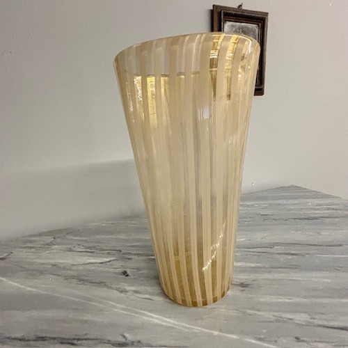 Straordinario vaso in vetro Lattimo oro Barovier e Toso Murano 1970 . Altezza cm 36 .