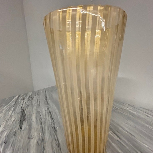 Straordinario vaso in vetro Lattimo oro Barovier e Toso Murano 1970 . Altezza cm 36 .