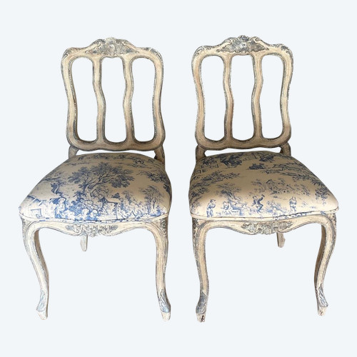 Paire de chaises Louis XV datant de la fin du 18e siècle belle patine 