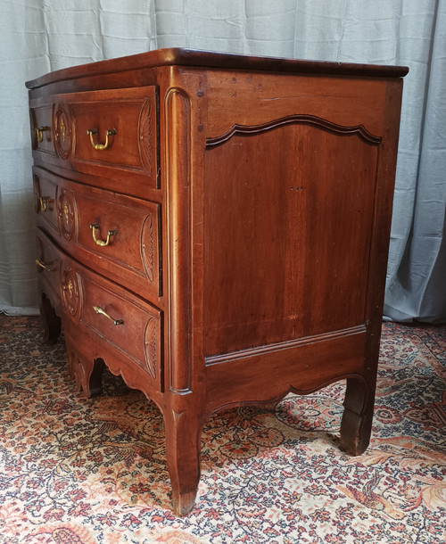 Louis XV chest of drawers in walnut