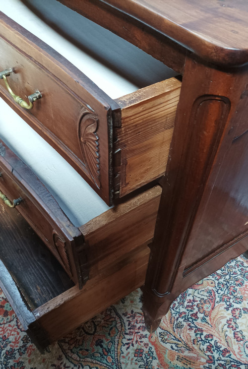 Louis XV chest of drawers in walnut