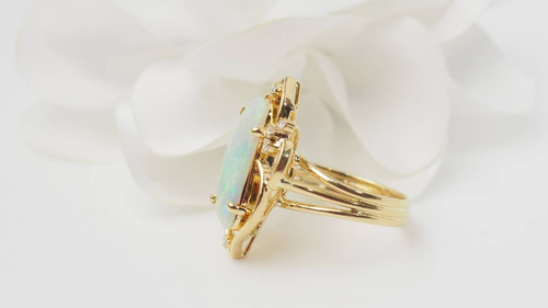 Openwork ring in yellow gold and Australian opal