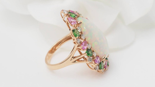 COCKTAIL ring in rose gold and Opal cabochon