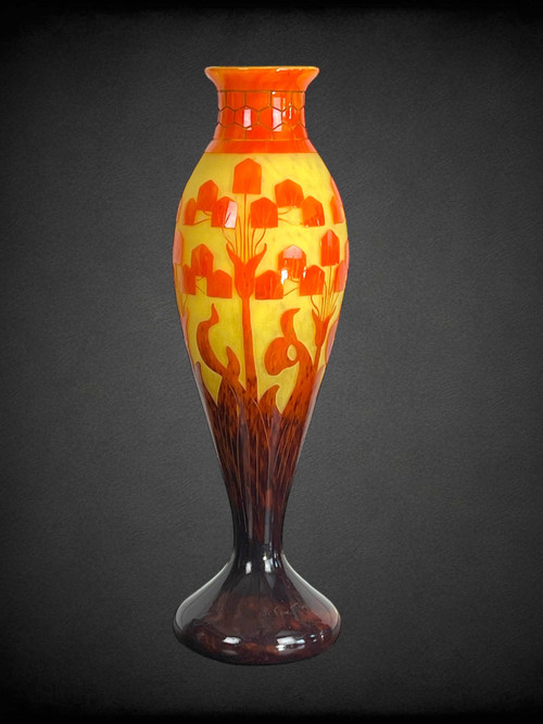 GROSSE BALUSTERVASE SIGNIERT LE VERRE FRANAIS / SCHNEIDER MIT BLUMENMOTIV-DEKO