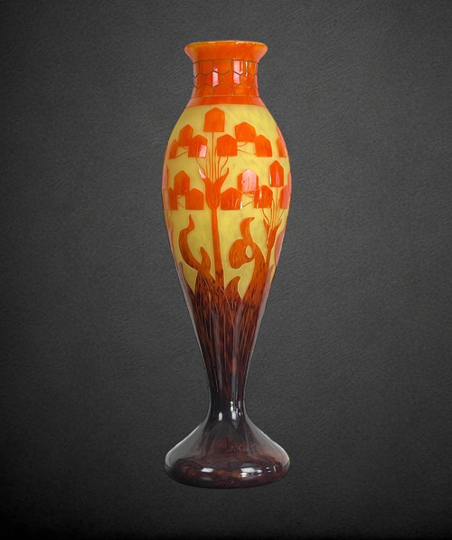 GROSSE BALUSTERVASE SIGNIERT LE VERRE FRANAIS / SCHNEIDER MIT BLUMENMOTIV-DEKO