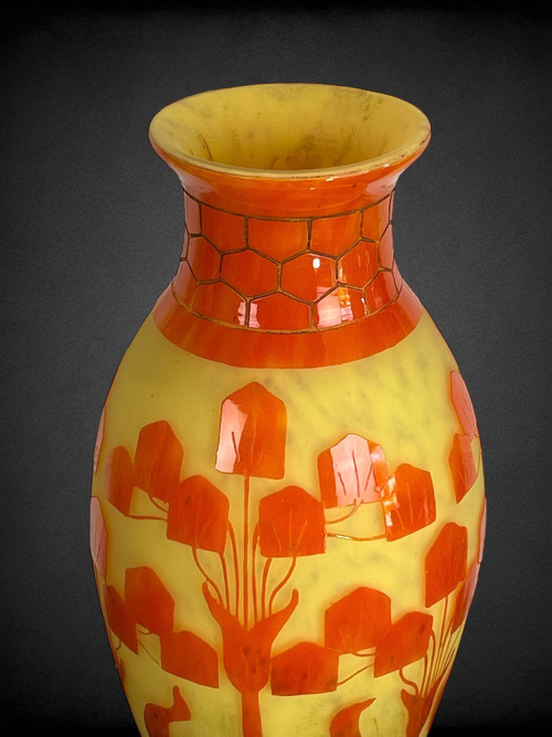 GROSSE BALUSTERVASE SIGNIERT LE VERRE FRANAIS / SCHNEIDER MIT BLUMENMOTIV-DEKO