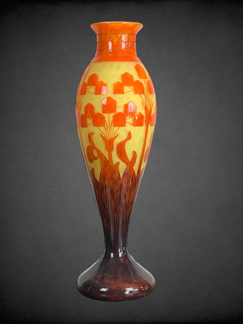 GROSSE BALUSTERVASE SIGNIERT LE VERRE FRANAIS / SCHNEIDER MIT BLUMENMOTIV-DEKO