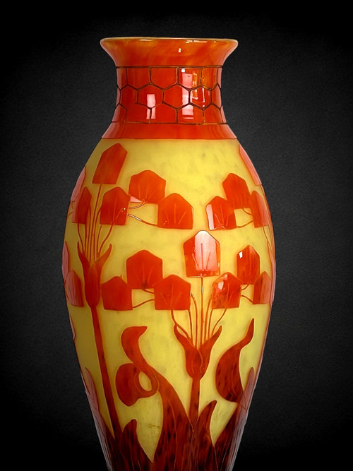 GROSSE BALUSTERVASE SIGNIERT LE VERRE FRANAIS / SCHNEIDER MIT BLUMENMOTIV-DEKO