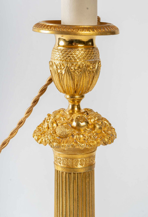 Coppia di torce montate a guisa di lampade decorate con cesto fiorito in bronzo dorato, Epoca Restauro circa