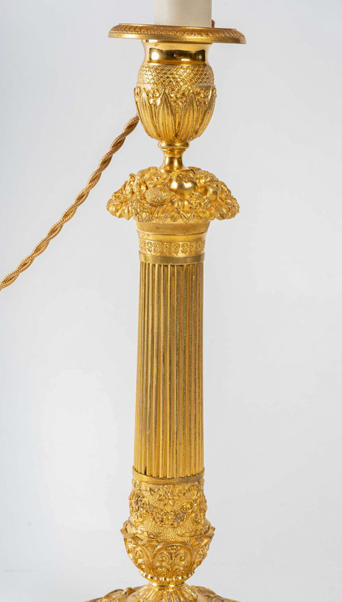 Coppia di torce montate a guisa di lampade decorate con cesto fiorito in bronzo dorato, Epoca Restauro circa