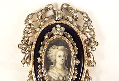 Spilla in miniatura Argento smaltato Perle pregiate Ritratto di giovane donna con fiocco XIX secolo