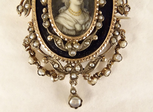 Spilla in miniatura Argento smaltato Perle pregiate Ritratto di giovane donna con fiocco XIX secolo