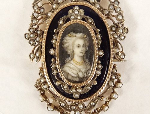 Spilla in miniatura Argento smaltato Perle pregiate Ritratto di giovane donna con fiocco XIX secolo