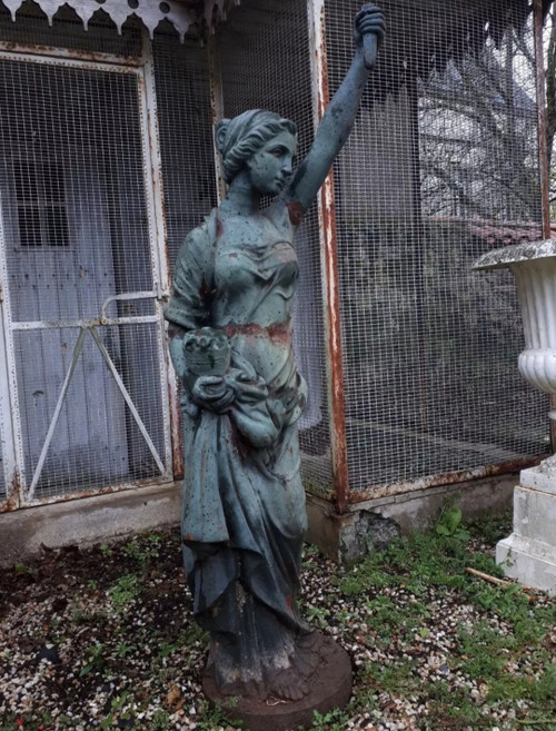 Vecchia grande statua da giardino in ghisa/statua di donna anziana/vecchio esterno