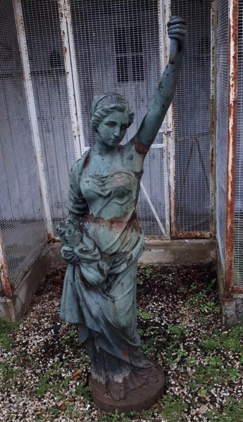 Vecchia grande statua da giardino in ghisa/statua di donna anziana/vecchio esterno