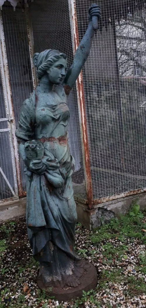 Vecchia grande statua da giardino in ghisa/statua di donna anziana/vecchio esterno