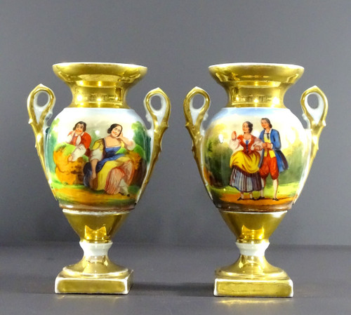 France, Louis-Philippe period, Pair of Medici-shaped vases in Paris porcelain.