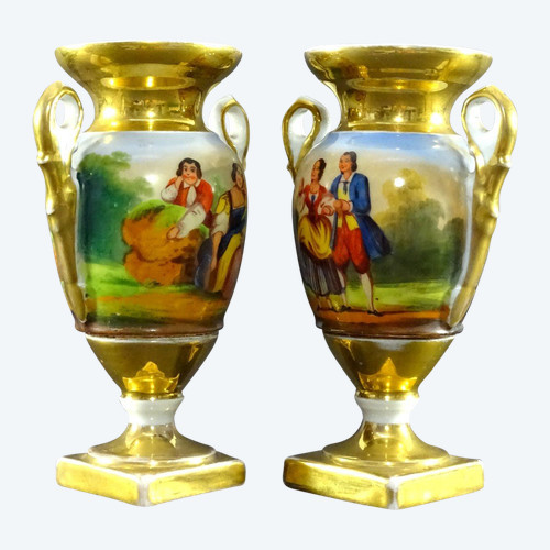 France, Louis-Philippe period, Pair of Medici-shaped vases in Paris porcelain.